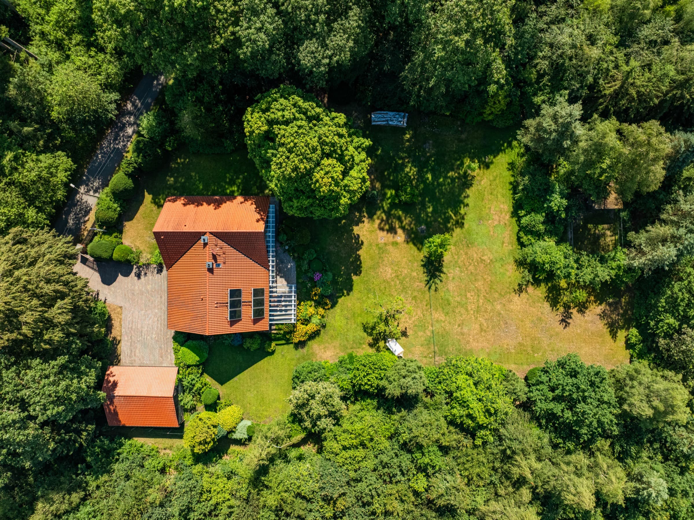 Landhaus im Wald – Drohnen-Luftbild
