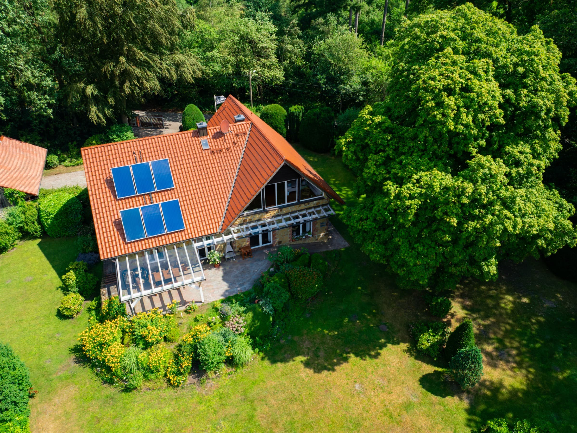 Grundstück und Garten von oben