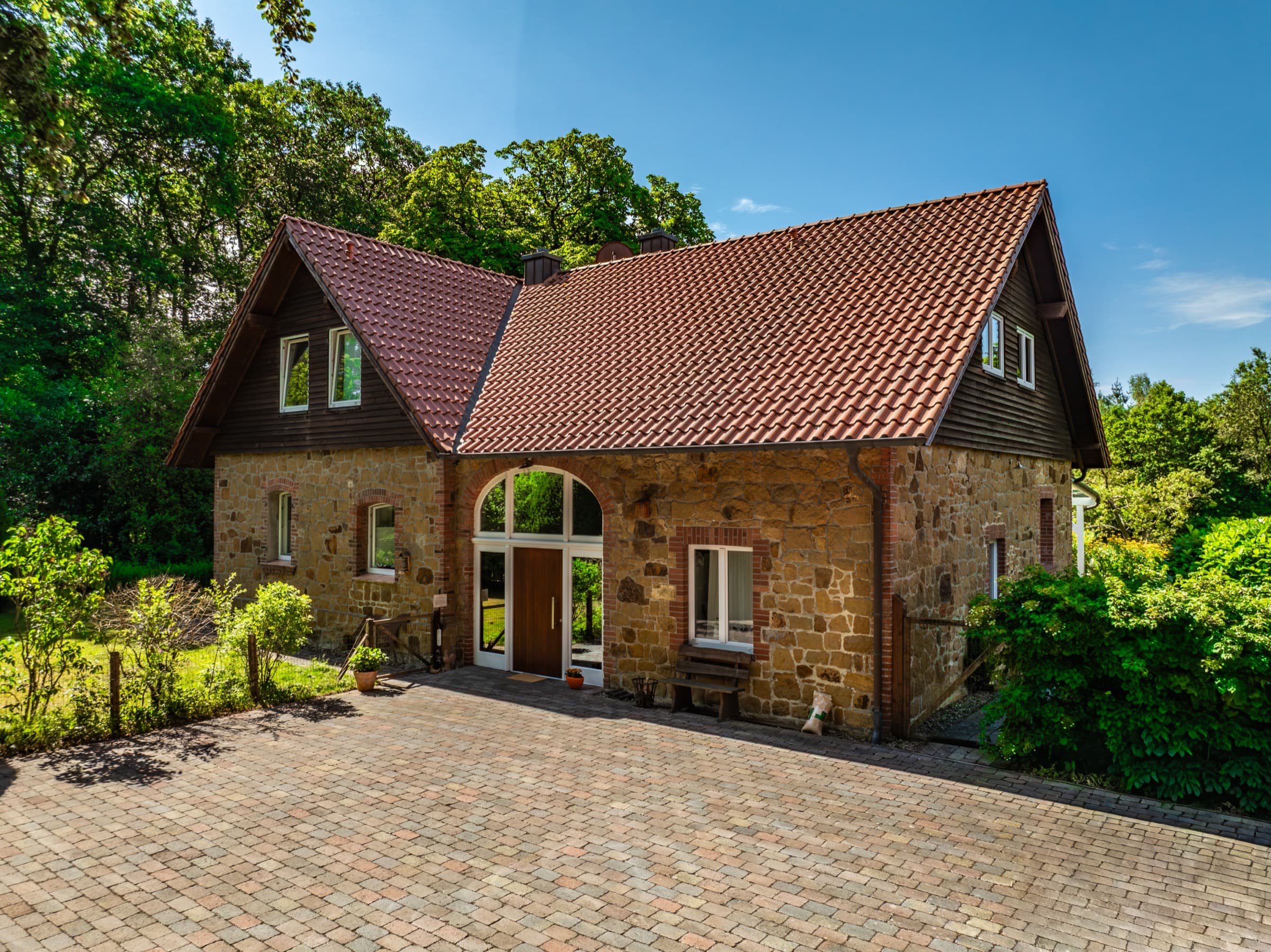 Natursteinhaus – Frontansicht